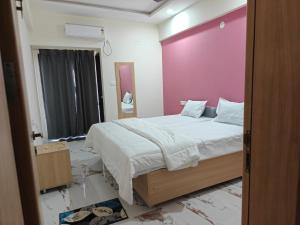 Postel nebo postele na pokoji v ubytování The Royal Ark Hotel