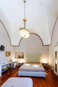 1 dormitorio con 1 cama, mesa y sillas en B&B Centro Storico Lecce, en Lecce