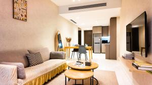 ein Wohnzimmer mit Sofa und Tisch in der Unterkunft Eaton Residence KLCC - Universal Home in Kuala Lumpur