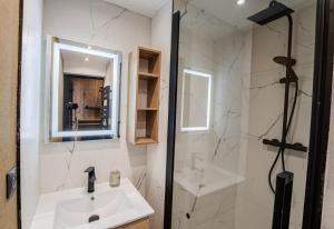 a bathroom with a sink and a shower at Val Thorens Cosy Pieds des pistes Centre Val Thorens 2 chbres in Val Thorens +24 photos
