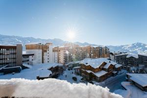 a city covered in snow with buildings and mountains at Val Thorens Cosy Pieds des pistes Centre Val Thorens 2 chbres in Val Thorens