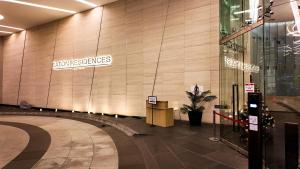 Die Lobby eines Gebäudes mit einem Schild an der Wand in der Unterkunft Eaton Residence KLCC - Universal Home in Kuala Lumpur + 142 Fotos