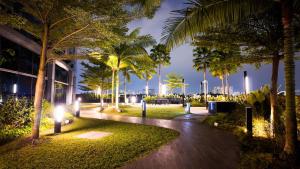 einen Gehweg mit Palmen vor einem Gebäude in der Unterkunft Eaton Residence KLCC - Universal Home in Kuala Lumpur