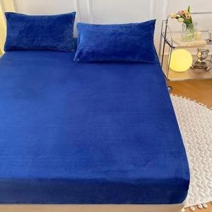 ein blaues Bett mit blauen Kissen in einem Zimmer in der Unterkunft 4 Seasons Suites Paradise Athens Airport 2 in Markopoulo + 25 Fotos