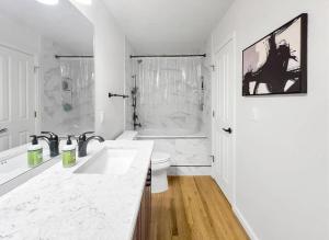 Ванная комната в The Elevated Gallery - Historic Loft - Heart of Downtown - 98WalkScore +33 фотографии