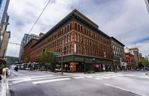 El barrio en el que está el departamento o un barrio cercano