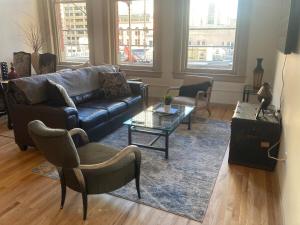Гостиная зона в The Elevated Gallery - Historic Loft - Heart of Downtown - 98WalkScore