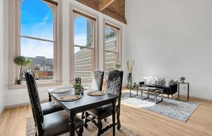 Гостиная зона в The Elevated Gallery - Historic Loft - Heart of Downtown - 98WalkScore