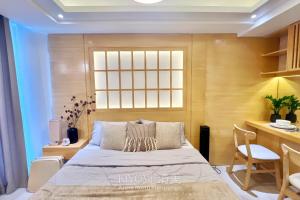 En eller flere senge i et værelse på Kiyomi - Japandi Style Unit with Stunning Beach View + 15 billeder