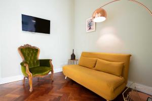 un salon avec un canapé et une chaise dans l'établissement Palazzino San Francesco, à Catane