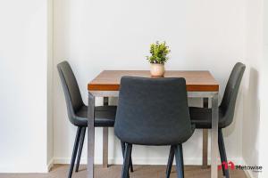 mesa de comedor con 4 sillas y maceta en MetaWiseBnB Studio Dixon Next to ICC & Darling Harbour 58, en Sídney