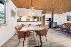 Una cocina o cocineta en Unique Place With Tennis Court For The Active 25 fotos más