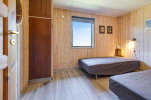 Una cama o camas en una habitación de Unique Place With Tennis Court For The Active