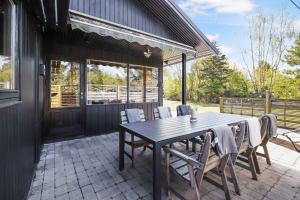 Un balcón o terraza en Unique Place With Tennis Court For The Active