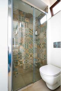 une douche en verre dans une salle de bains avec toilettes dans l'établissement Palazzino San Francesco, à Catane 10 autres photos