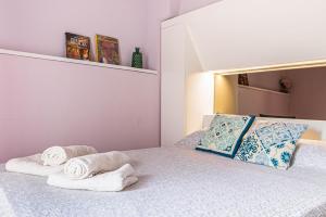 - une chambre avec 2 serviettes sur un lit dans l'établissement Palazzino San Francesco, à Catane