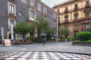 un sol en damier devant un bâtiment dans l'établissement Palazzino San Francesco, à Catane
