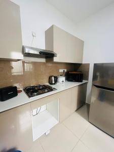 Кухня или мини-кухня в Celestial Negombo Pool View Resort Apartments
