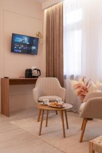 sala de estar con silla y mesa de centro en Kazimierz Residence Apartments by Staymoovers, en Cracovia