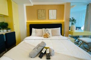 a bedroom with a bed with socks and bananas on it at Bali Videl - Studio with Queen Bed & Beach View in San Fernando