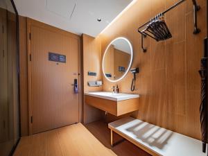 une salle de bains avec un lavabo et un miroir dans l'établissement JI Hotel Chengdu Wenjiang University Town, à Chengdu 29 autres photos