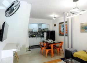 a kitchen and dining room with a table and chairs at Clark Stays Yellow in Iba
