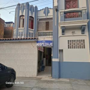 Anciejo inn ll في ليما: مبنى مع علامة على جانبه