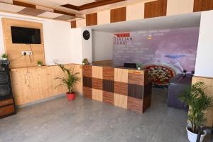 Ο χώρος του λόμπι ή της ρεσεψιόν στο Hotel Kasauli Peak View - Family and Group Stay Apartments