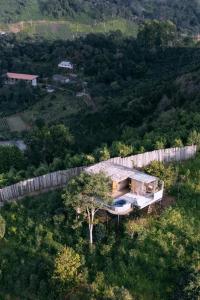 een luchtfoto van een huis op een heuvel bij แล้วแต่เพื่อนวิลล่า in Ban Huai Khai