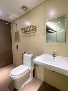 Un baño con un inodoro blanco y un lavabo. en Hotel 99 Bandar Klang (Meru), en Klang
