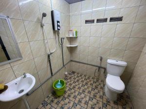 Ένα μπάνιο στο Kak Yah Homestay Gunung Ledang