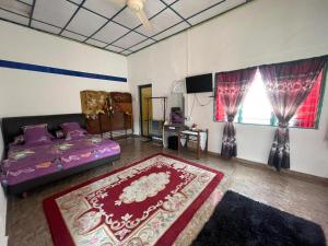 Ένα ή περισσότερα κρεβάτια σε δωμάτιο στο Kak Yah Homestay Gunung Ledang