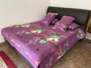 Ένα ή περισσότερα κρεβάτια σε δωμάτιο στο Kak Yah Homestay Gunung Ledang