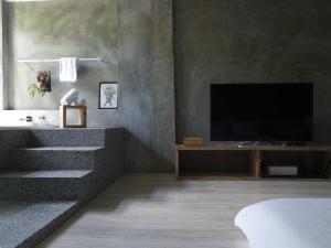 um quarto com uma escada com uma televisão e uma cama em Shaoguang 188 日月潭勺光188 em Yuchi