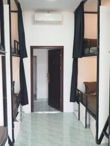 Palm & Pepper - Koh Rong في سيهانوكفيل: ممر مع أسرة بطابقين في غرفة