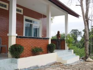 Palm & Pepper - Koh Rong في سيهانوكفيل: امرأة تقف على الشرفة الأمامية للمنزل +10 صور