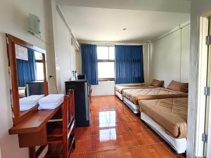 ein Hotelzimmer mit zwei Betten und einem Schreibtisch in der Unterkunft Piyaporn Hill Paradise Hotel in Mae Sai + 78 Fotos