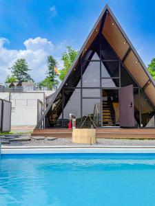 Bazén v ubytování 가평 스페인마을 풀램핑 Spanish Village Poolamping nebo v jeho okolí