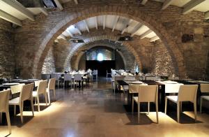 a dining room filled with tables and chairs at Masseria Torre Di Nebbia in Castel del Monte