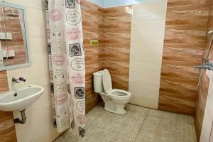 Ένα μπάνιο στο RedDoorz near Jalan Angsana Lubuk Linggau