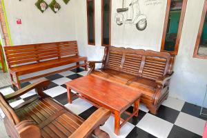 Χώρος καθιστικού στο RedDoorz near Jalan Angsana Lubuk Linggau