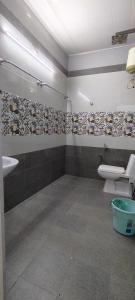 a bathroom with two sinks and two toilets at Anaaya Riverside Nest in Jāmb +7 photos