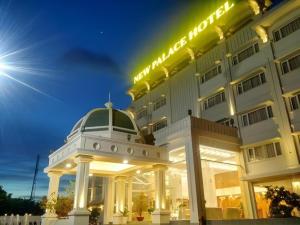 Un hotel con un edificio con el sol en el cielo. en New Palace Bac Lieu Hotel, en Ấp Cái Giá