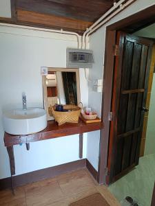 a bathroom with a sink and a mirror at ม่วนใจ๋ปันสุข โฮมสเตย์แอนคาเฟ่ Muanjai punsuk homestay and cafe in Chom Thong +60 photos