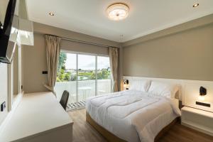 Ένα ή περισσότερα κρεβάτια σε δωμάτιο στο RQ Timeless Phuket Old Town