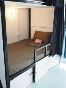 Palm & Pepper - Koh Rong في سيهانوكفيل: سرير في غرفة مع سرير بطابقين