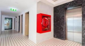 a red box on a wall in a hallway at B2 Mukdahan Boutique and Budget Hotel in Mukdahan
