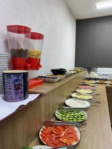 Solis - Kumkapi في إسطنبول: طابور بوفيه عليه اطباق اكل