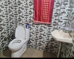 Ένα μπάνιο στο Narkanda Haven Rooms