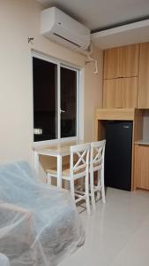 Una cocina con una mesa y sillas en una habitación. en 2 Bedrooms with Kitchen, Living Room, en Sampong